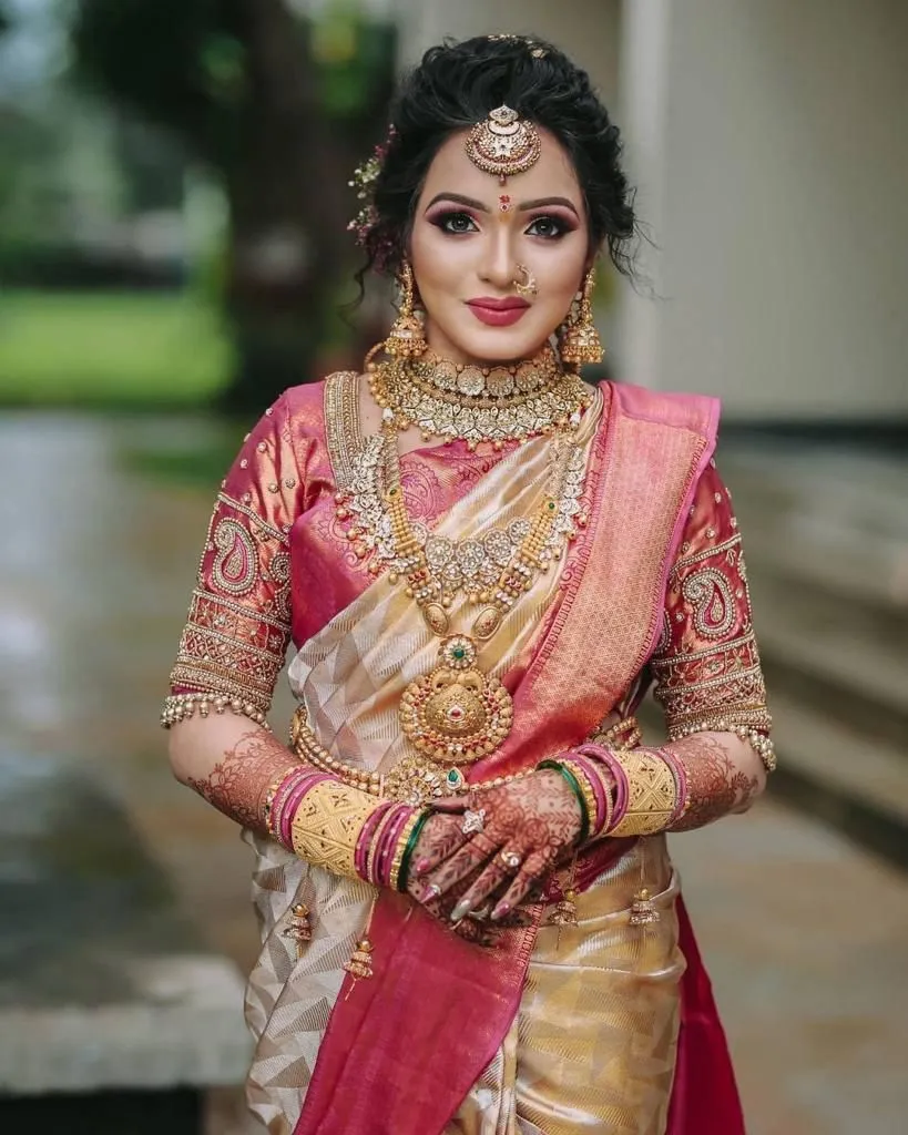 Eye-catching Beige Soft Silk Saree With Opulent Blouse Piece