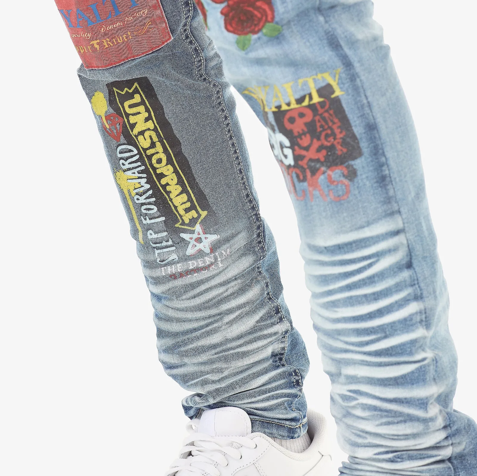 LIGHT SAND BLUE JEANS W/ PRINT & ROSE EMBROIDERY