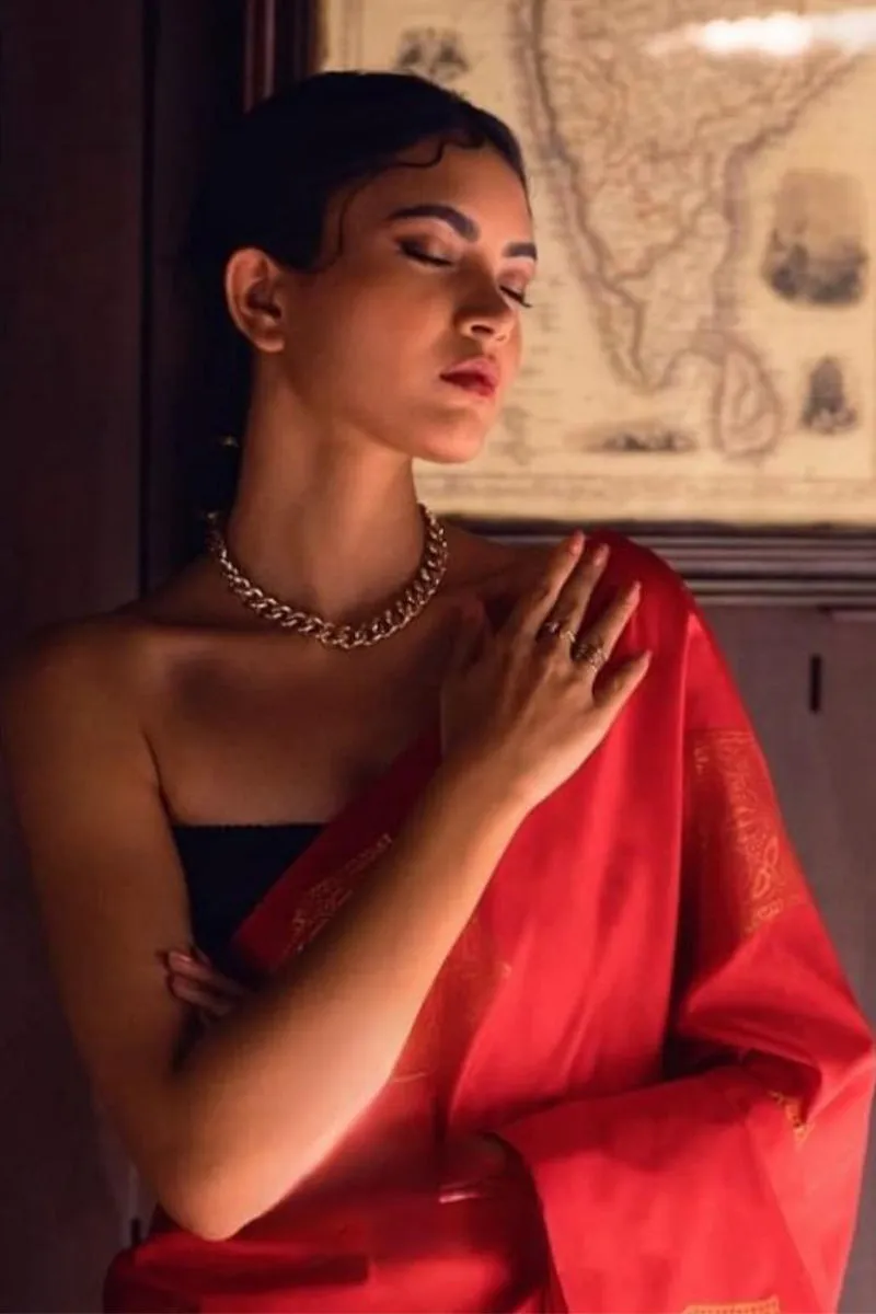 Marvellous Red Soft Silk Saree With Luxuriant Blouse Piece